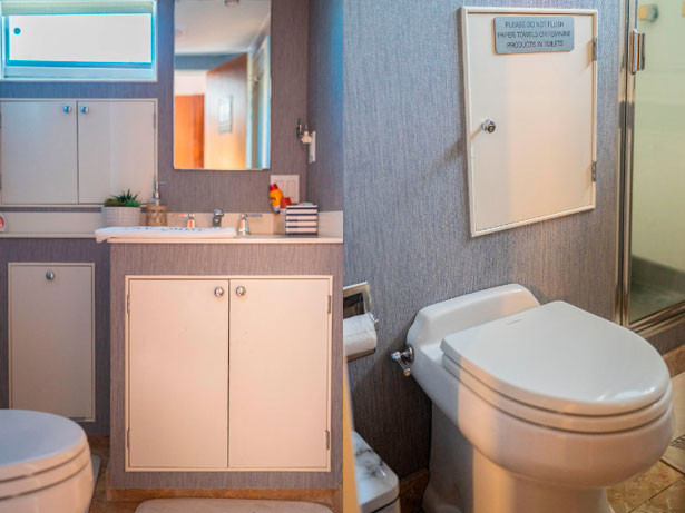 Sea Suite Burger Motor Yacht Guest Bathroom - Abaco Yacht & Charter Services