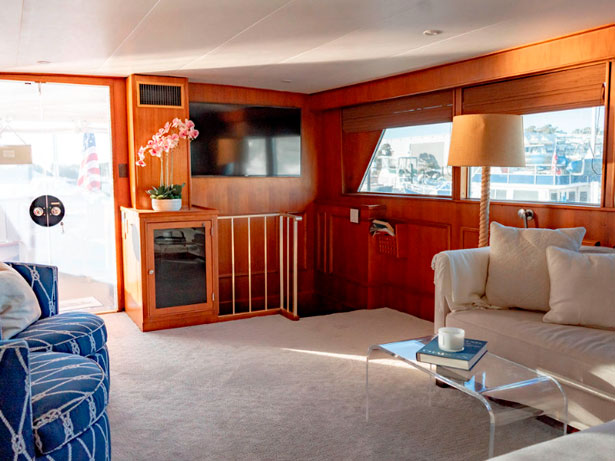 Sea Suite Burger Motor Yacht Salon - Abaco Yacht & Charter Services